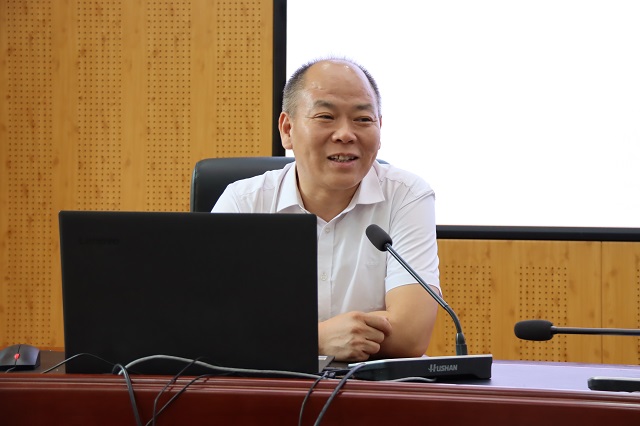 王強(qiáng)教授作《弘揚(yáng)教育家精神 做新時(shí)代高素質(zhì)專業(yè)化的好教師》專題講座.JPG