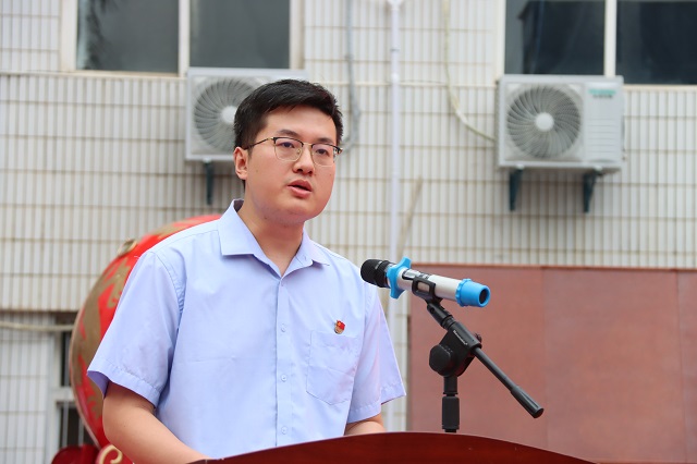 寧少恒代表全體教師發言.jpg