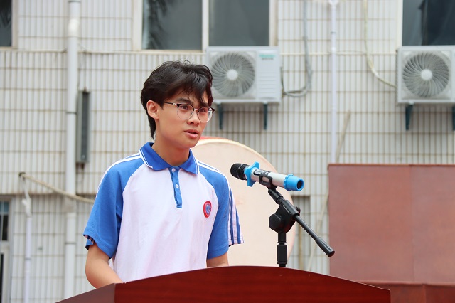 索琪杰代表全體學生發言.jpg