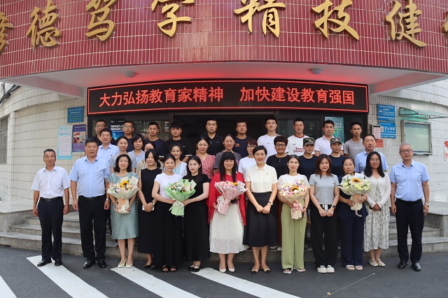 校領導向全校教職工送上節日問候.jpg