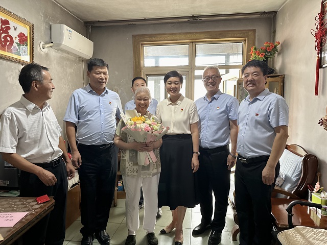 領導班子看望離退休教職工.jpg