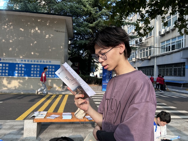 我校學(xué)生晨讀《網(wǎng)絡(luò)安全手冊》.jpg