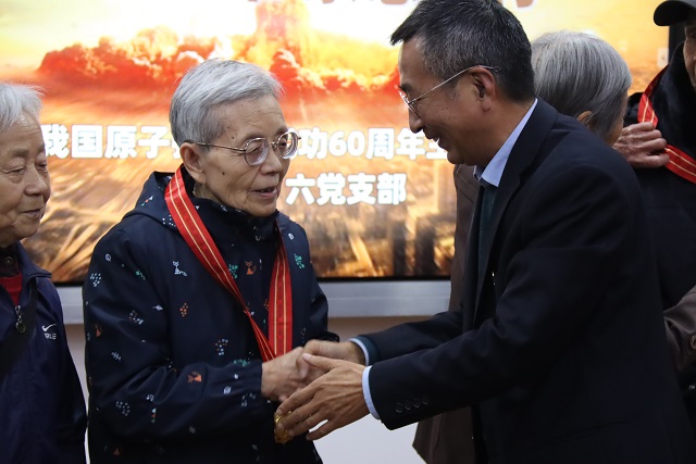 1731652324245053.jpg 校領導為老同志頒發紀念獎章.JPG