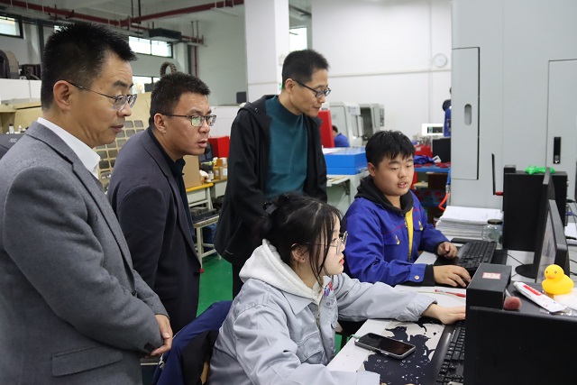 1732090084430692.jpg 渭南技師學(xué)院黨委副書記、院長張君升一行參觀我校實(shí)訓(xùn)基地1.jpg