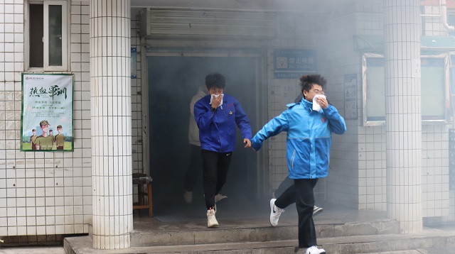 圖為應急疏散逃生演練現場.jpg