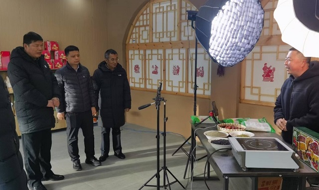 顧學(xué)福一行參觀農(nóng)產(chǎn)品銷售直播室 - 副本.png