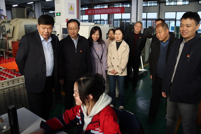 省學生資助事務中心黨支部書記姬建鵬一行參觀我校實訓基地.jpg