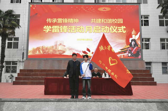 黨委書記顧學(xué)福為志愿者服務(wù)隊授旗.jpg