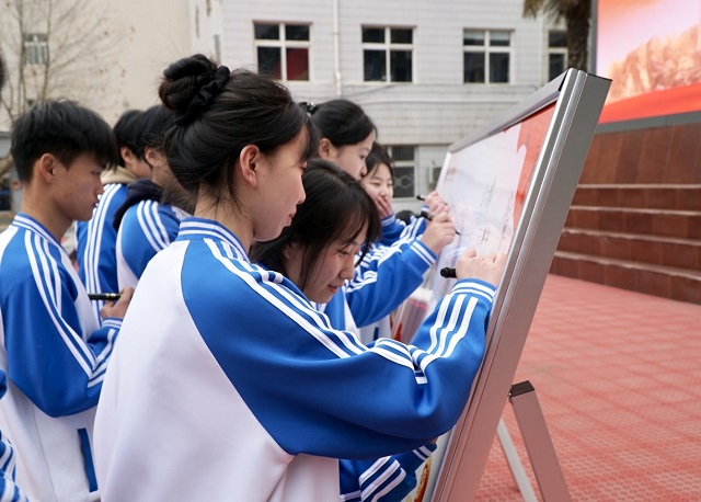 各團(tuán)學(xué)干部、優(yōu)秀團(tuán)員代表、志愿者代表在“學(xué)雷鋒”承諾板上簽名.jpg