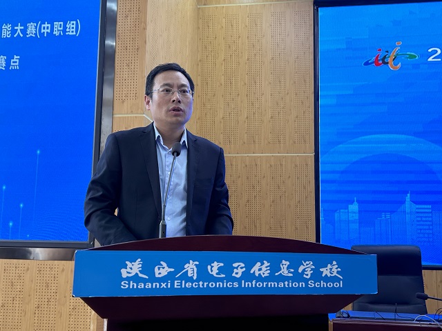 1744188963195807.jpg 數(shù)控與機電專業(yè)科科長郭江華主持競賽情況說明會.jpg