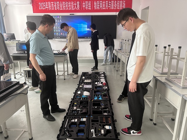 1744188987332016.jpg 參賽選手熟悉比賽場地.jpg