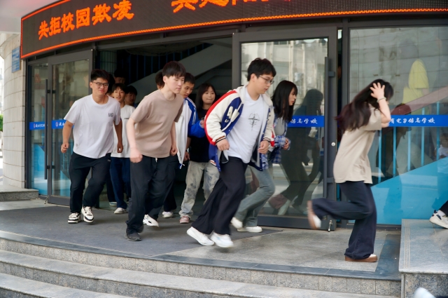 圖為防災(zāi)減災(zāi)日地震應(yīng)急疏散演練現(xiàn)場(chǎng) - 副本(1).jpg