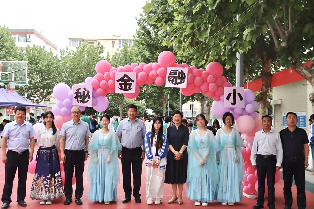 校領(lǐng)導(dǎo)與參與活動學(xué)生合影 - 副本.jpg