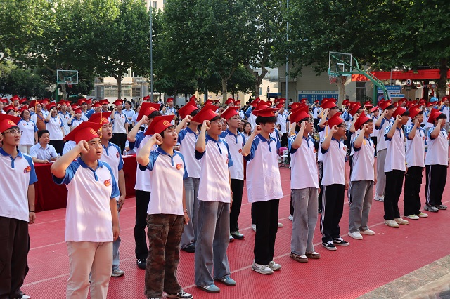 全體學(xué)生莊嚴(yán)宣誓.jpg