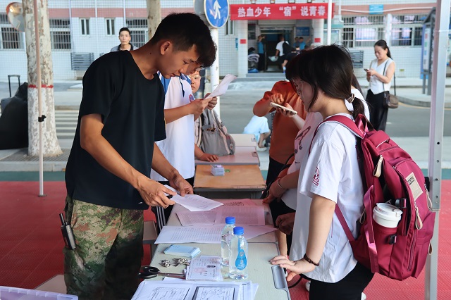 新生在班主任處登記報(bào)到.jpg
