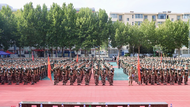 我校舉行2025級新生軍訓開訓儀式.jpg