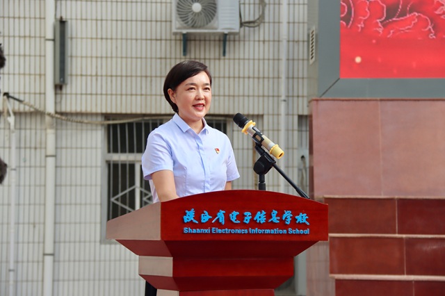 校長魏萍講話.jpg