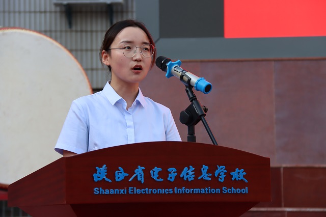 教師代表惠姣發(fā)言.jpg