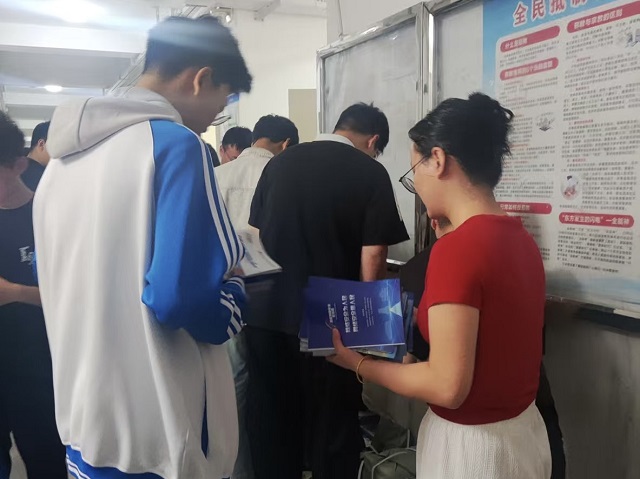 1758608793471029.jpg 我校信息中心聯合學生工作部向全校師生發放網絡安全宣傳周手冊.jpg