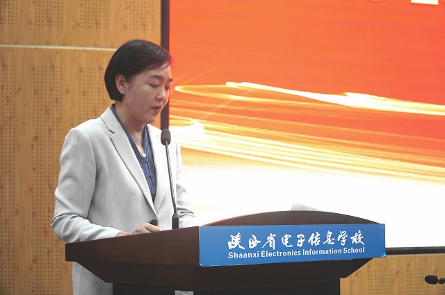 1758787368101820.jpg 校長魏萍宣讀聘任決定.jpg