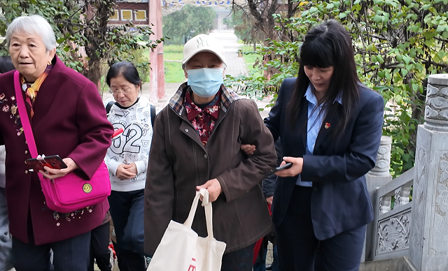 1761726801877751.png 年輕黨員與入黨積極分子照顧服務離退休教職工.png