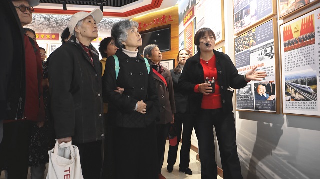 1761726930689639.jpg 我校第五黨支部、第六黨支部組織黨員、入黨積極分子及離退休教職工參觀三原家風館.jpg