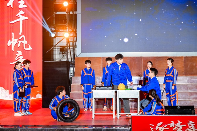 1761892541595245.jpg 我校學生自編自導的音樂劇《何處是遠方》.jpg