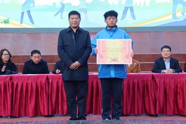 校領(lǐng)導(dǎo)為獲獎團隊頒獎 - 副本.jpg