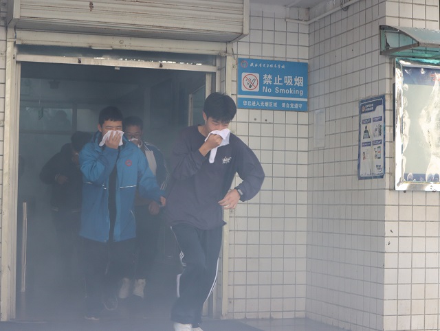 我校開展火災應急疏散逃生演練 - 副本.jpg