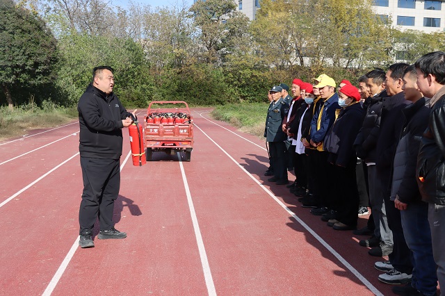 我校組織教職員工進行初期火情滅火實戰演練 - 副本.jpg